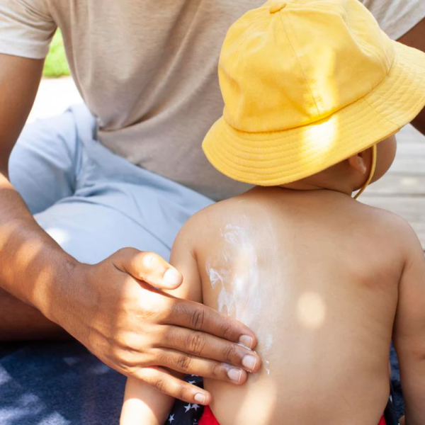 Pack Leche Solar muy alta Protección SPF50+, 100 ml. + Stick Solar alta Protección SPF50, 9 ml. + Cantimplora Sostenible de Aluminio de Regalo - Mustela
