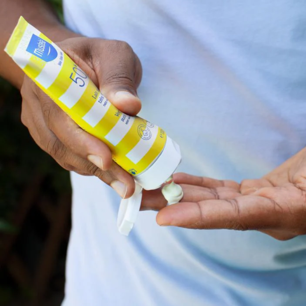 Pack Leche Solar muy alta Protección SPF50+, 100 ml. + Stick Solar alta Protección SPF50, 9 ml. + Cantimplora Sostenible de Aluminio de Regalo - Mustela