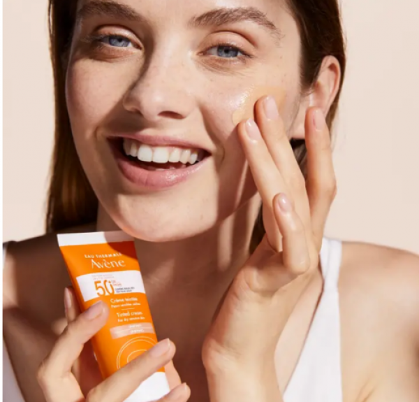 Fluido SPF50+ Con Color, 50 ml. - Avene
