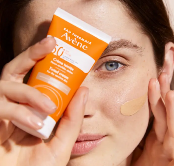 Fluido SPF50+ Con Color, 50 ml. - Avene