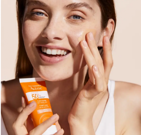 Fluido SPF 50+ Con Color, 50 ml. - Avene