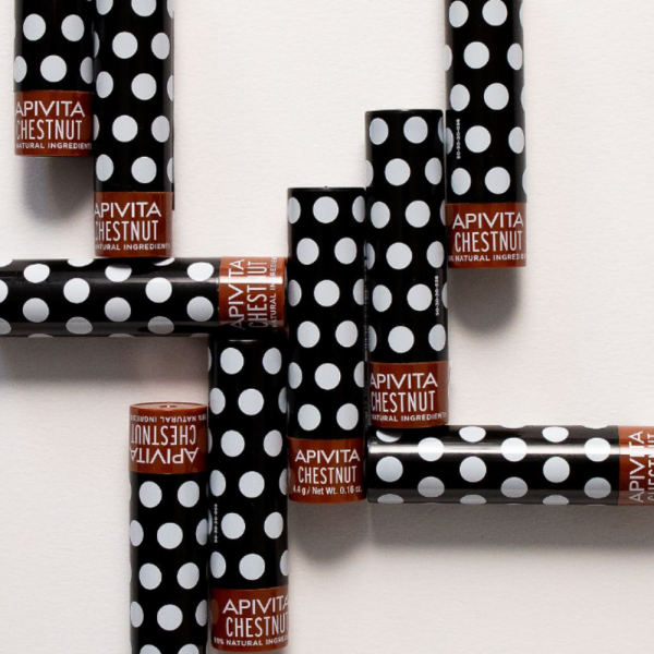 Lip Care Bálsamo Labial con Color con Castaña, 4,4 g. - Apivita