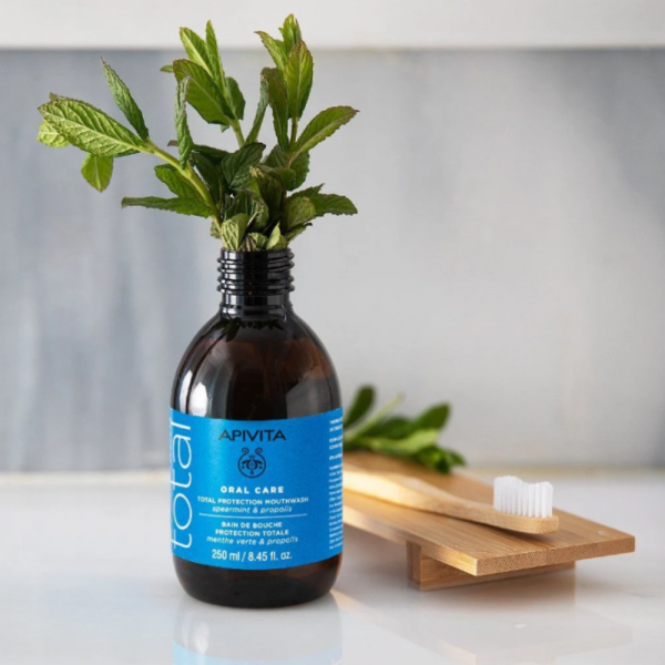 Oral Care Enjuague Bucal Protección Total con Hierbabuena, 250 ml. - Apivita